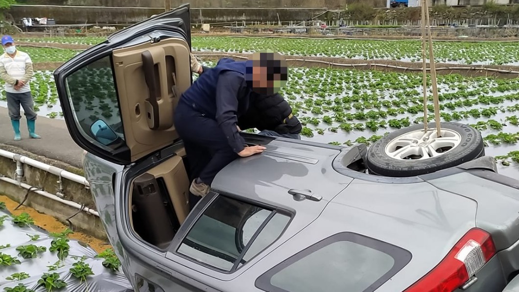車內人員順利脫困。（圖／翻攝自黃惠琴臉書）