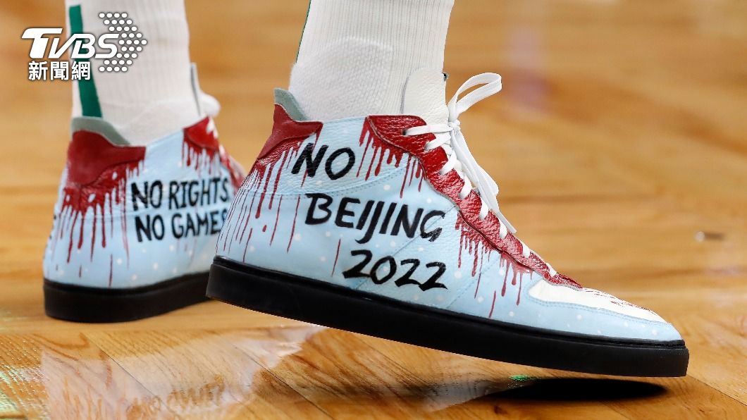 坎特日前出賽時，在鞋上反對北京2022的冬奧賽事。（圖／達志影像美聯社）