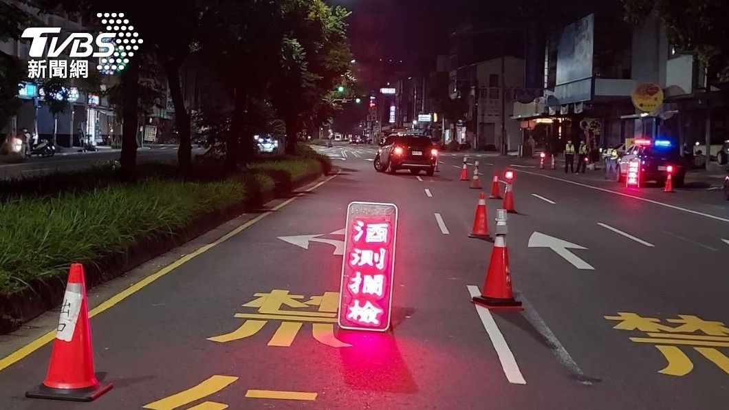 高雄警方加強酒測臨檢。（圖／TVBS）