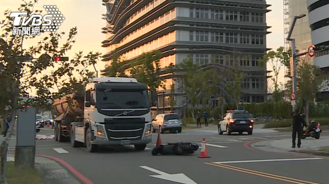 砂石車與機車發生碰撞。（圖／TVBS）