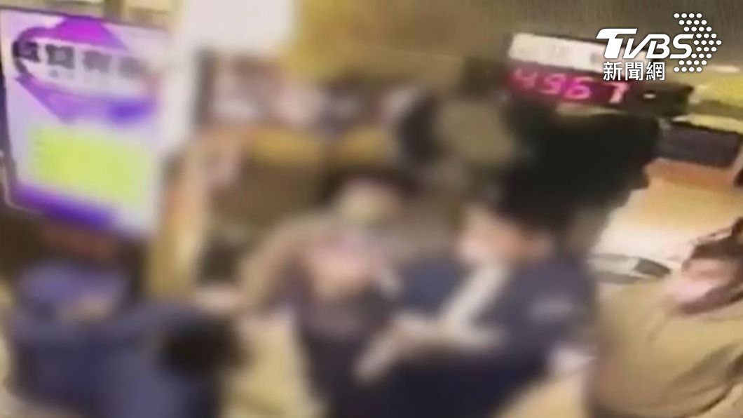 前進「突刺」!KTV進出場肢體碰撞 2打3持彈簧刀攻擊