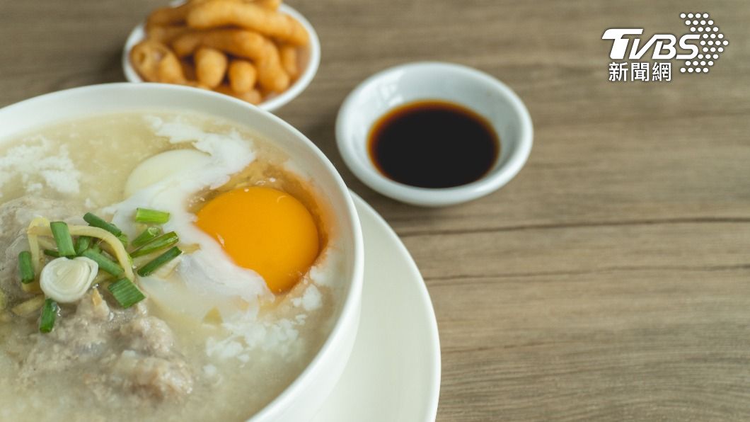 不少網友也大讚在稀飯內加入醬油的吃法。（示意圖／shutterstock達志影像）