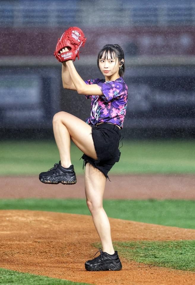 李芷婷挑戰當「運動女神」為球團開球。（圖／唯有音樂提供）