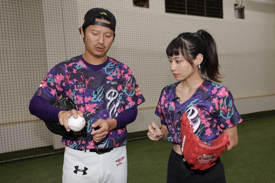 李芷婷請到棒球鄉長陳禹勳做特訓「惡補」，在賽前教她四縫線速球的握法。（圖／唯有音樂提供）
