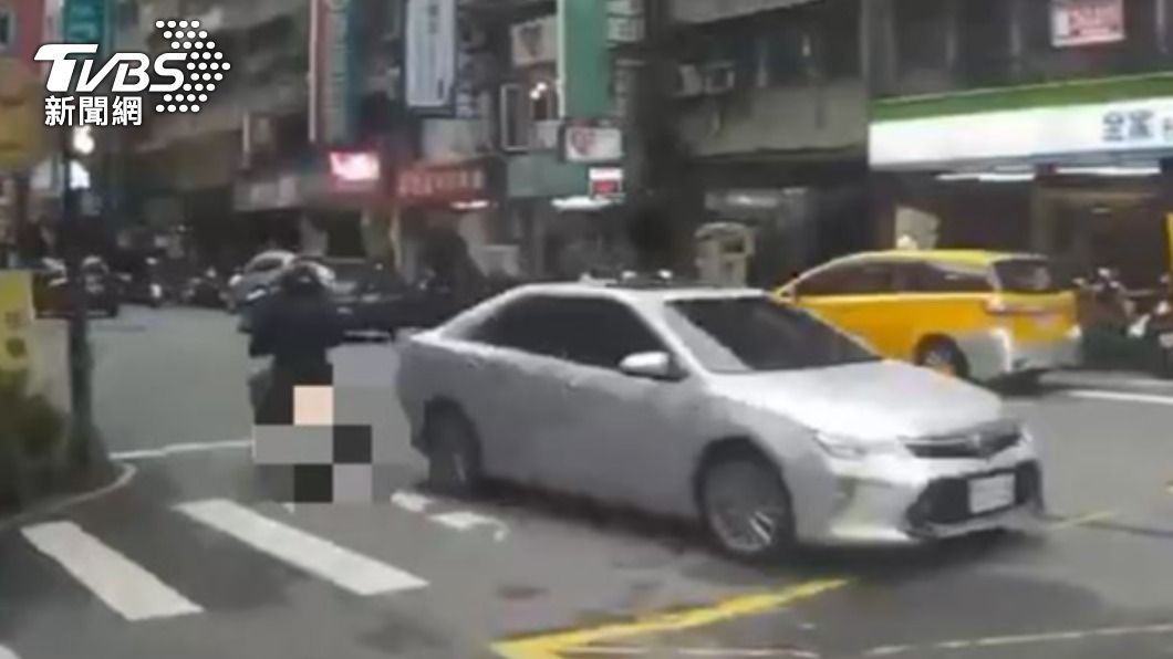 騎車逆向。(圖/TVBS)