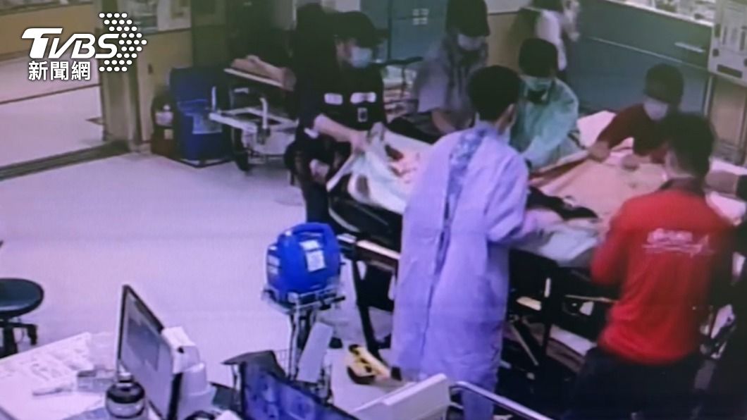 廖男被砍到全身是傷。(圖/TVBS)