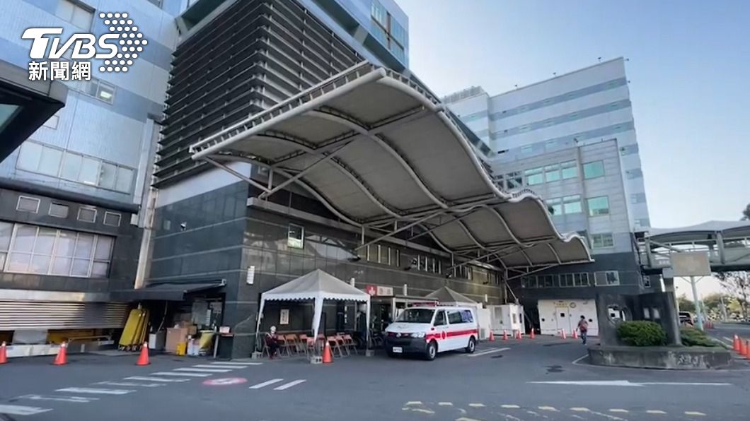 緊急送醫急救後仍在加護病房觀察。(圖/TVBS)