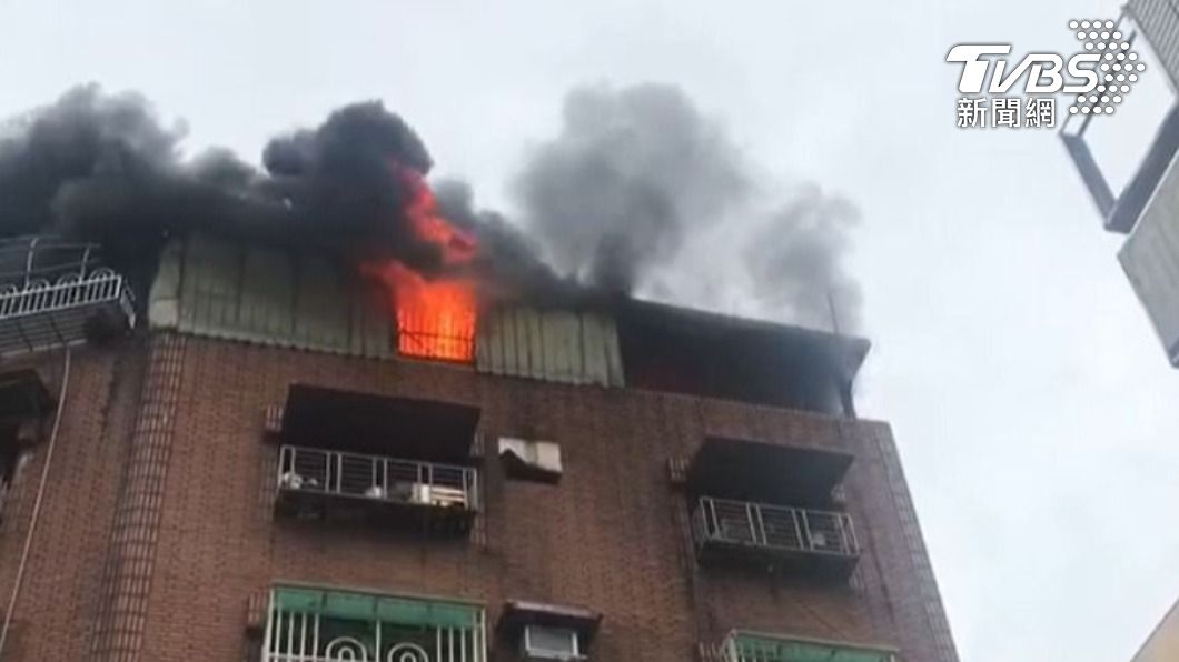 基隆民宅頂樓火警延燒隔壁棟 鄰居見狀癱跪地