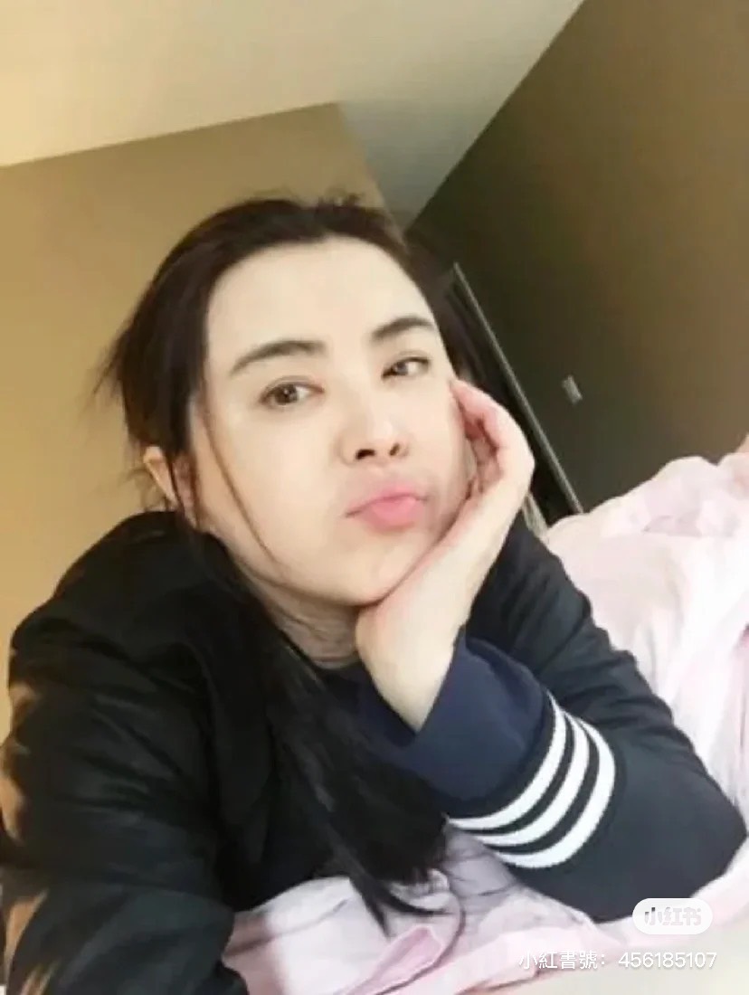 王祖賢趴床自拍。（圖／翻攝自百度貼吧）