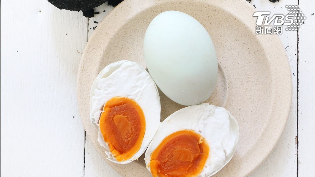 網友分享可以利用鹹鴨蛋做出「金沙」,料理小孩不愛的食材。(示意圖/shutterstock達志影像)