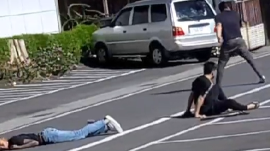 一人倒地不起。（圖／翻攝自記者爆料網）