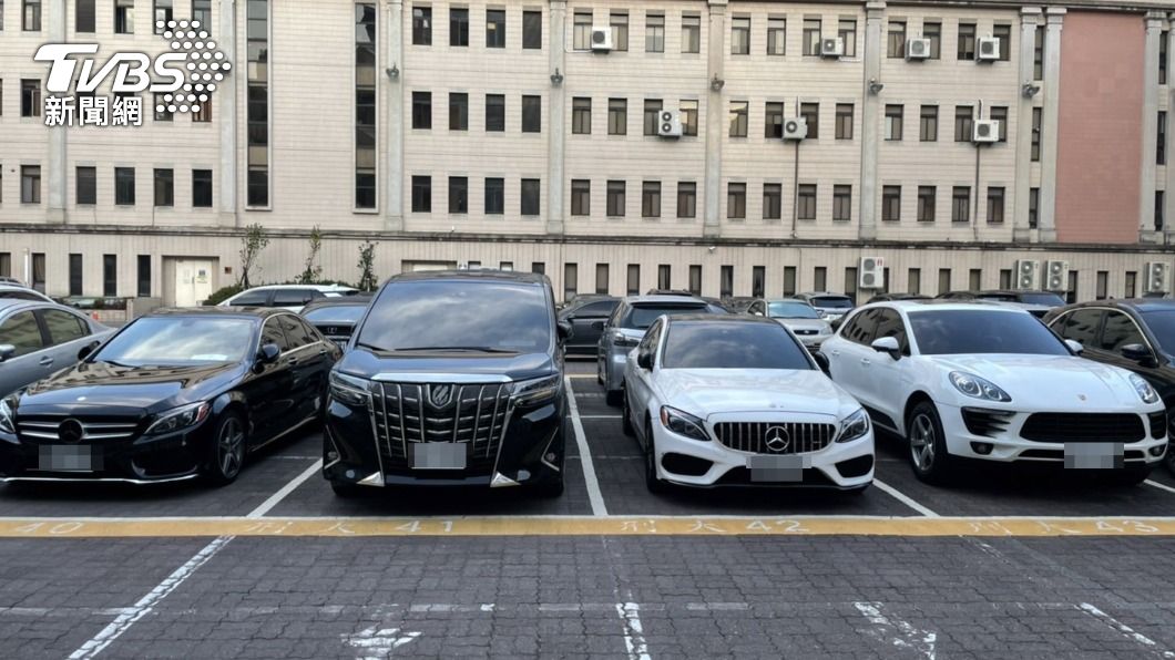 警方查扣多台名車。（圖／警方提供）