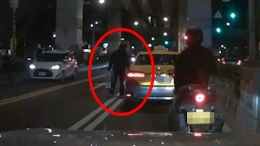 多元化計程車司機亮開山刀。（圖／Facebook●【爆料公社二社】●）
