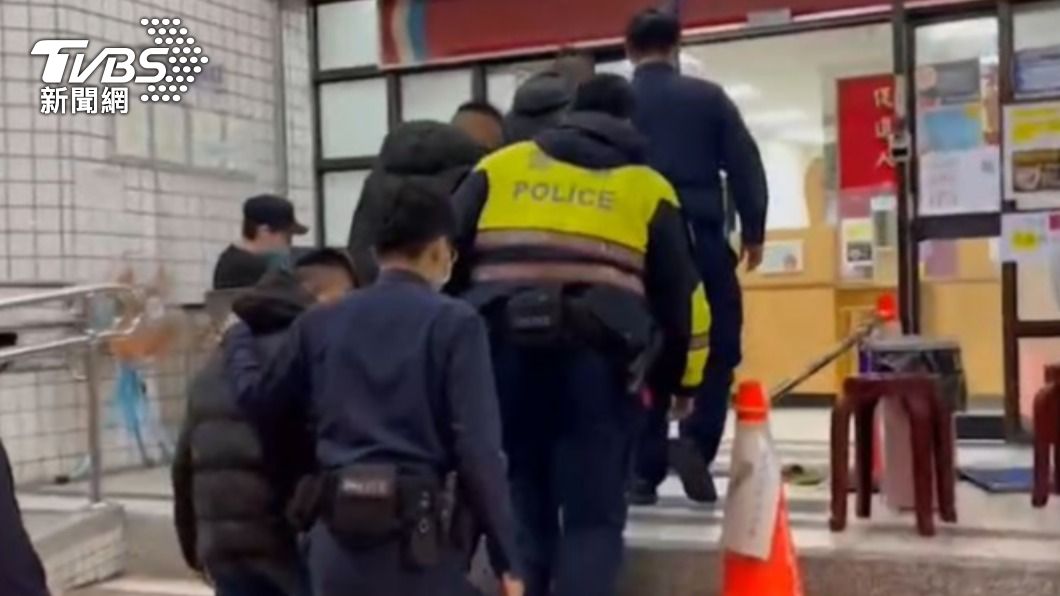警方將三人逮捕。（圖／TVBS）