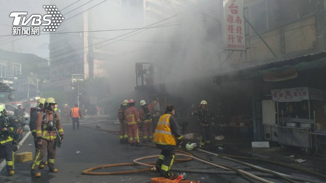 迴龍市場便當店起火!濃煙狂竄瀰漫大街 延燒16店鋪