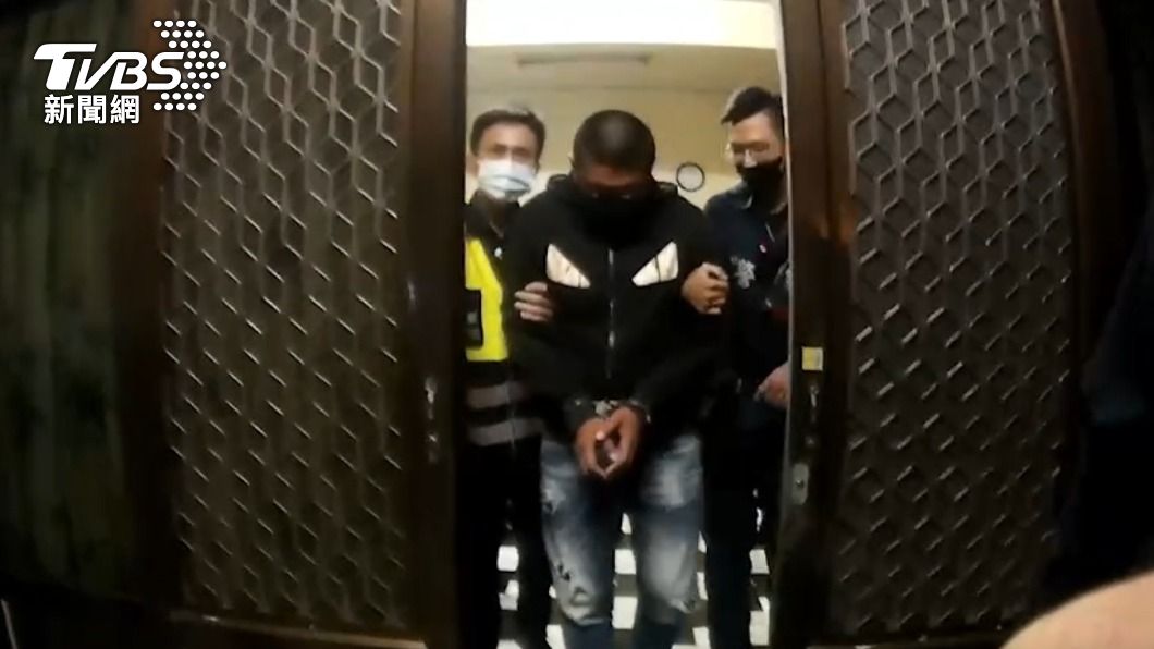 偷開走友人百萬賓士！通緝犯拒檢衝撞　警拔槍制止追逮