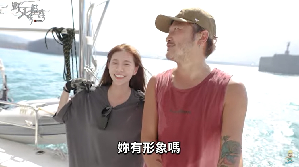 KID和藍辰語到基隆嶼進行帆船初體驗。(圖/「野人七號部落」YouTube)
