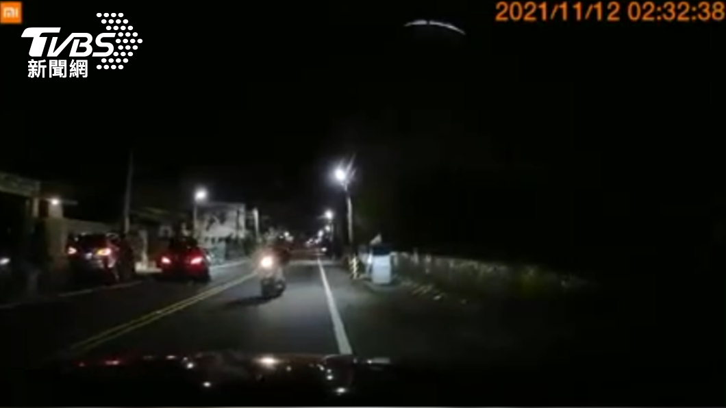 4人在馬路鬥毆,路過民眾險遭波及。(圖/民眾提供)