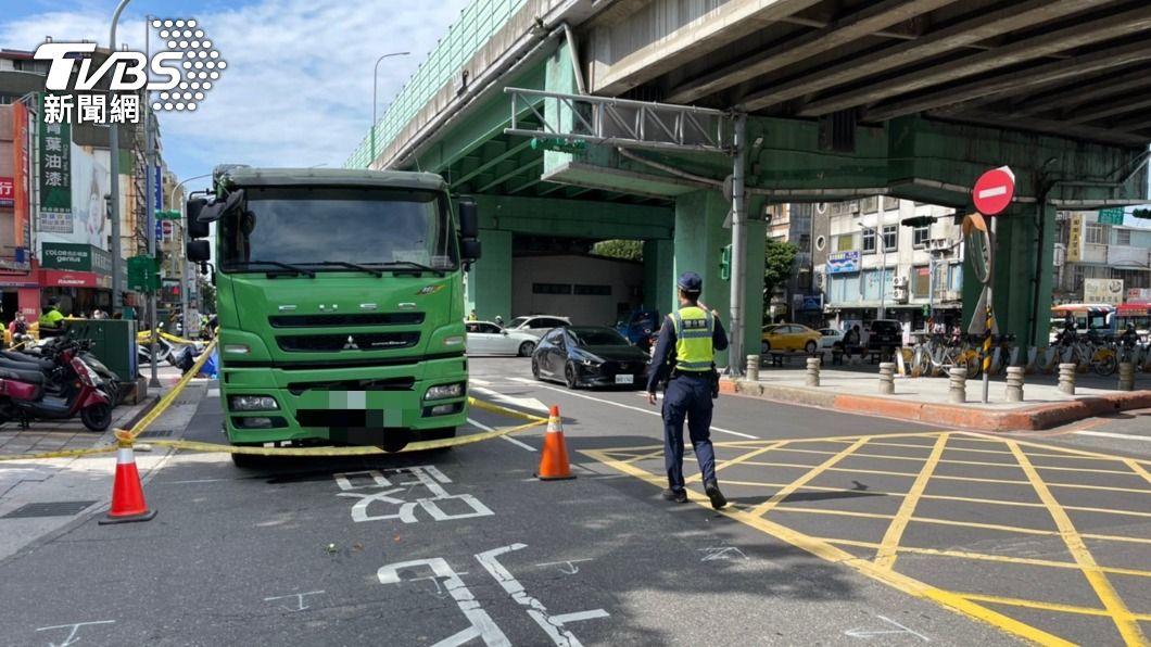 北市驚傳砂石車撞機車事故。(圖/TVBS)