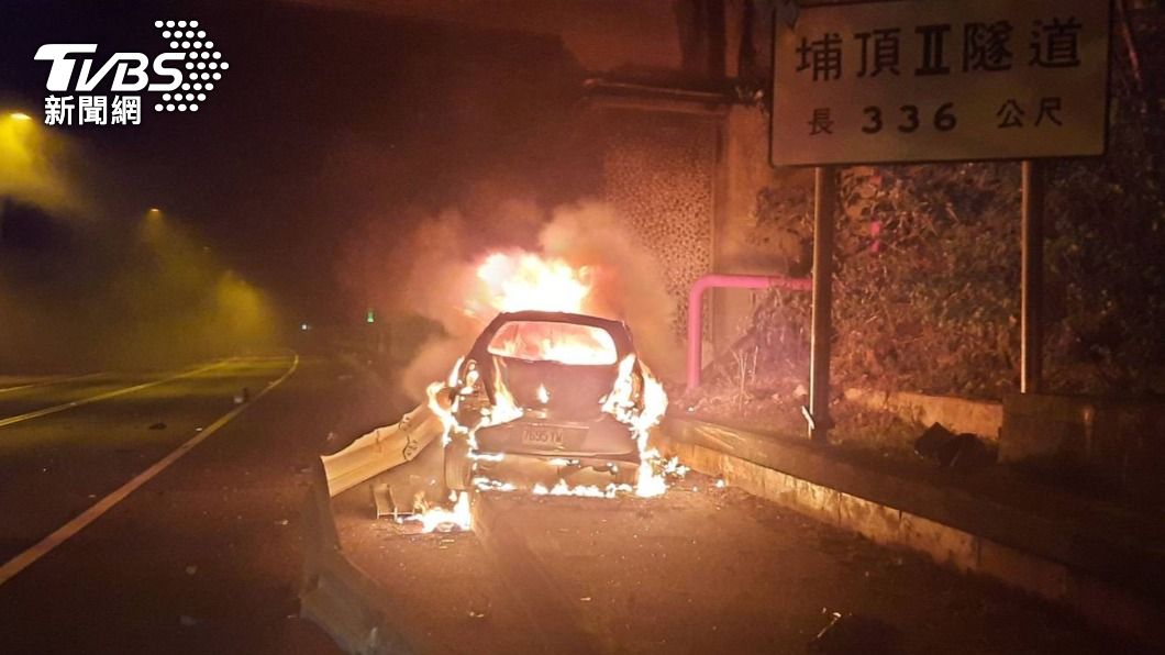 轎車國3自撞起火。（圖／TVBS）