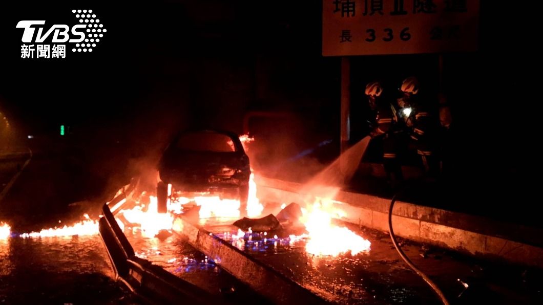 車輛當場起火燃燒。(圖/TVBS)