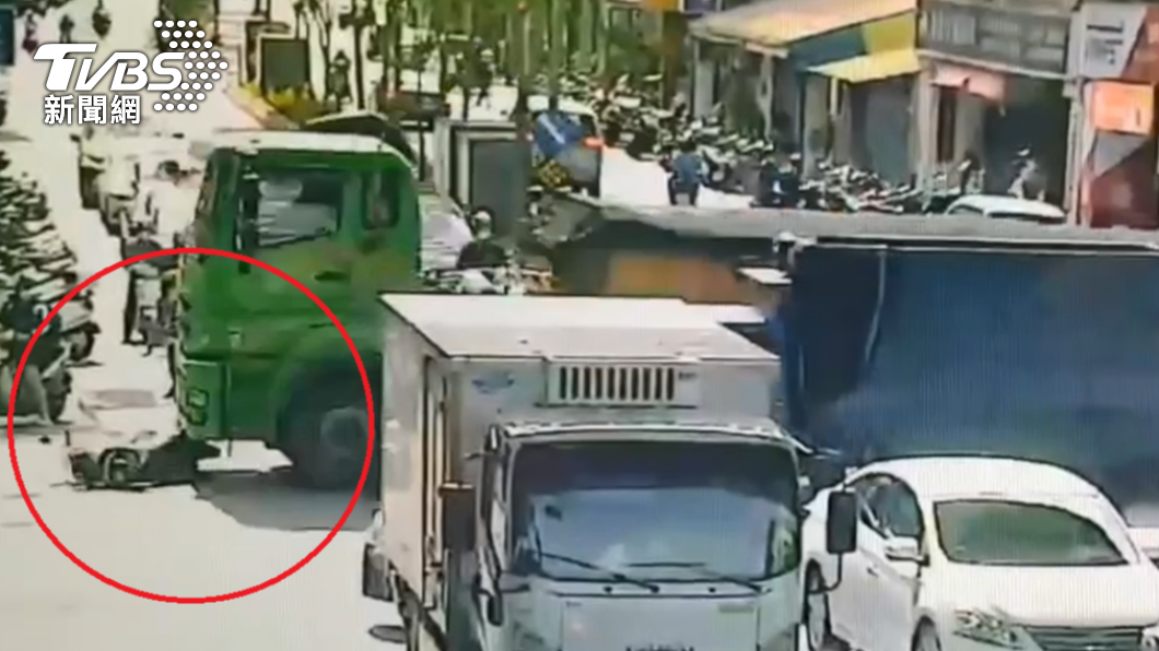 撞擊瞬間曝光!北市砂石車撞機車 祖孫當場遭輾慘死輪下
