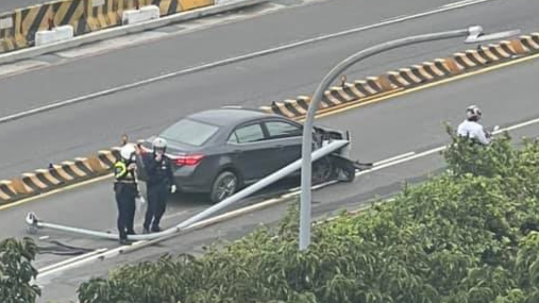 酒後新海橋堤外便道狂飆!男自撞燈桿毀一測「0.76」