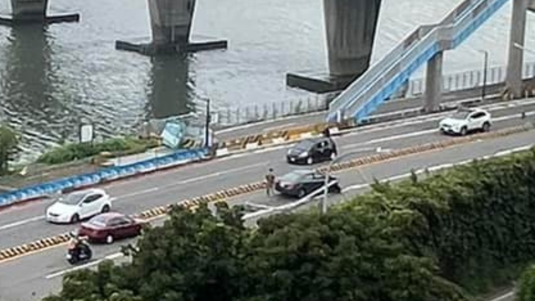 燈桿倒塌占據部分車道。（圖／翻攝自愛新莊我是新莊人 臉書）