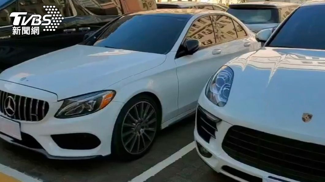 警方查扣海神惡煞幕後金主的4輛名車,車牌號碼與博奕網站都是「2580」。(圖/警方提供)
