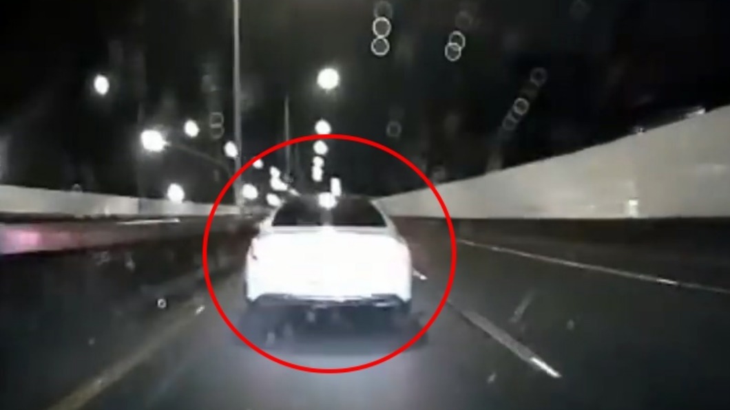 周男朝前車閃大燈示意禮讓。(圖/翻攝爆料公社)