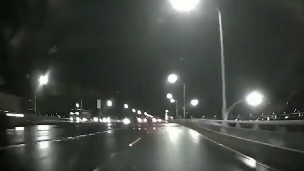 雙方從市民高架沿路追逐至忠孝橋,周男這時打電話報案。(圖/翻攝爆料公社)