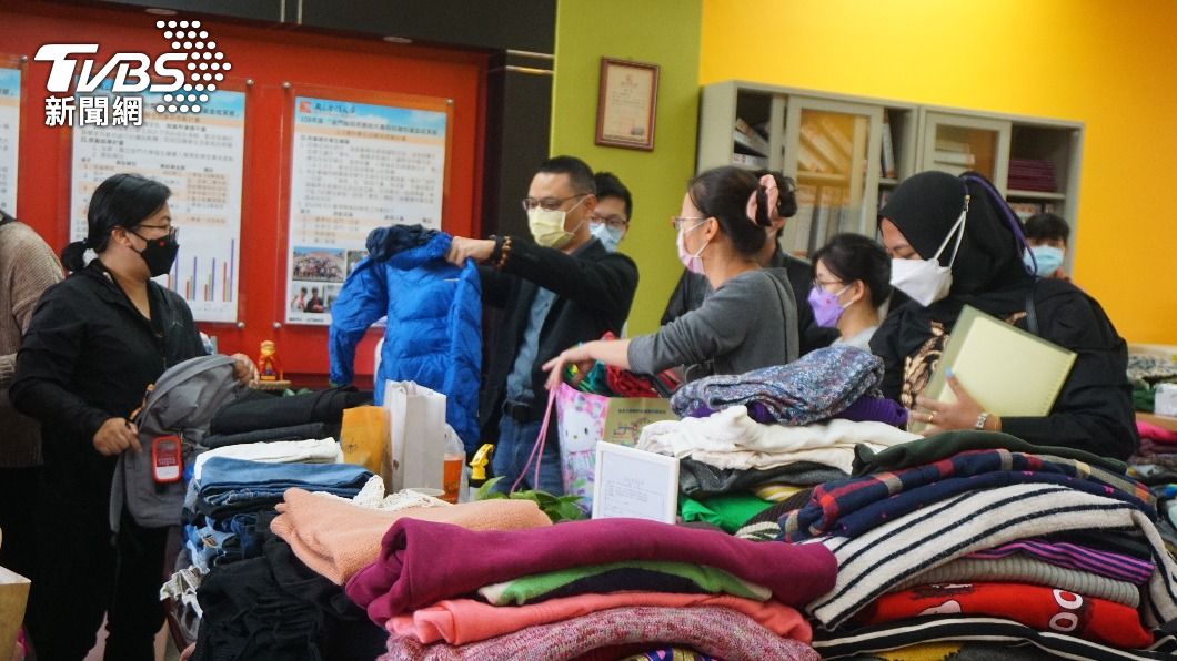 國立金門大學為境外生募集冬衣。(圖/中央社)