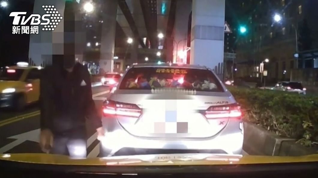 變換車道惹糾紛!暴怒司機亮開山刀 砸小黃嗆「叭X小」