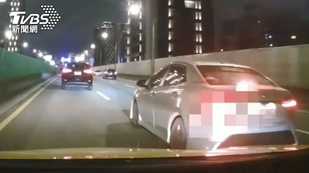 雙方因變換車道惹出糾紛。（圖／TVBS）