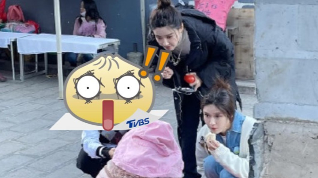 網見正妹蹲地買路邊攤!一抬頭驚呆 竟是金馬影后