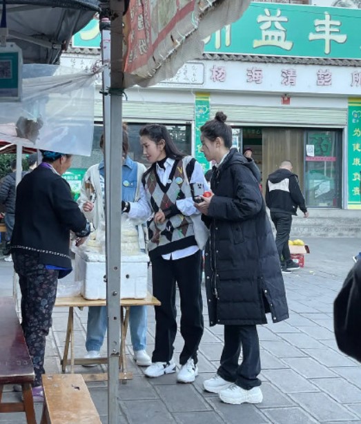網友讚李冰冰非常年輕、保養得宜。(圖/翻攝自微博圈內扒爺)