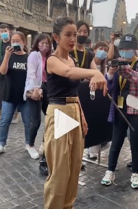 李冰冰被網友捕捉在環球影城遊玩,當眾揮魔棒。(圖/翻攝自微博好看電影片段)