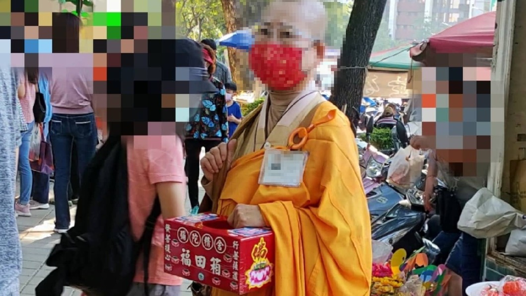 民眾見比丘尼化緣投零錢被嫌少。（圖／翻攝自爆怨2公社 臉書）