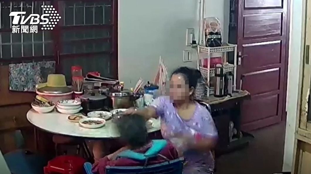 老婦的臉遭外傭狂毆。(圖/TVBS)