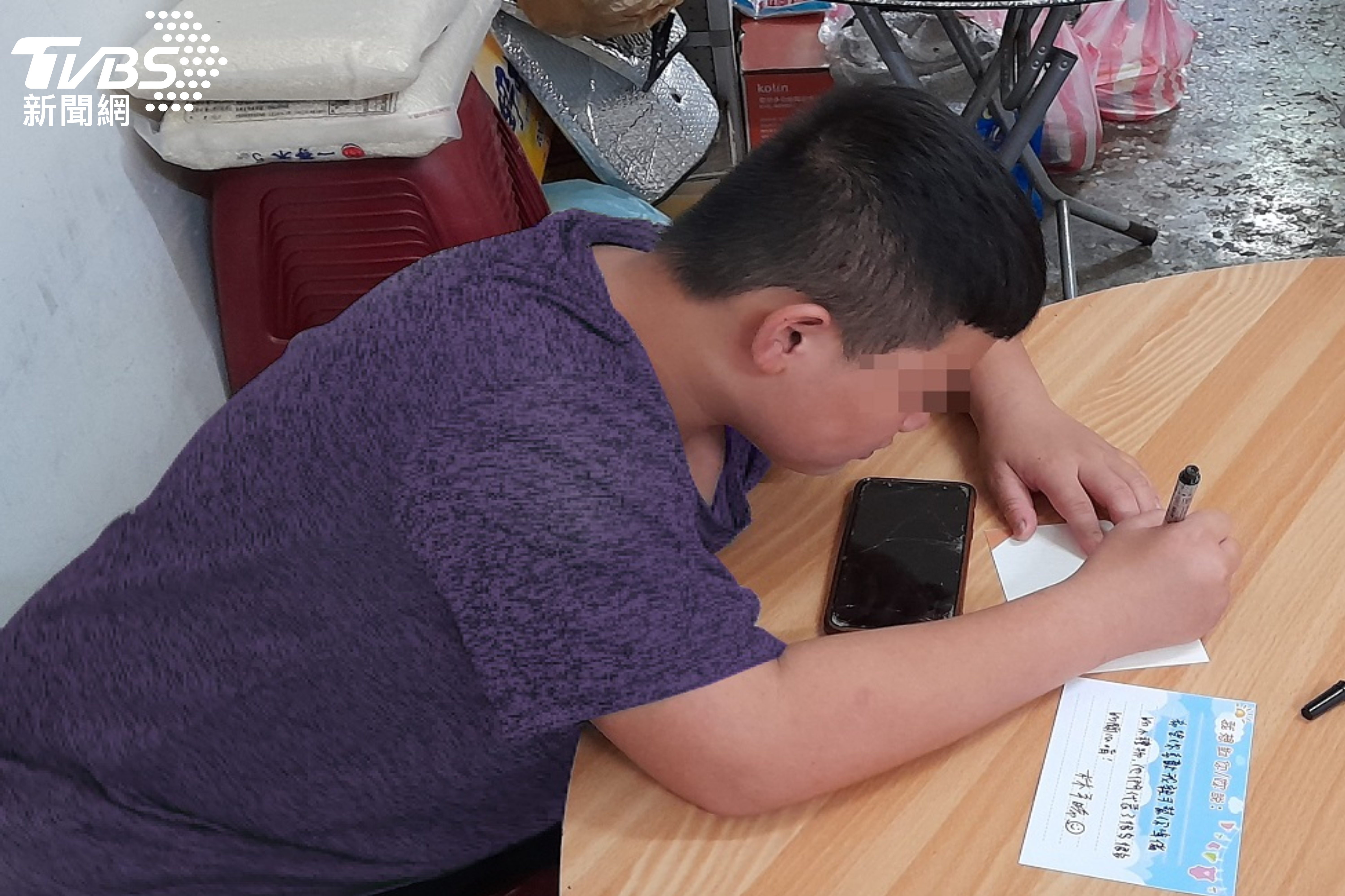 男孩收到林予晞卡片後,也寫下感謝文字要傳給予晞姐姐(照片中T恤經變色處理)
