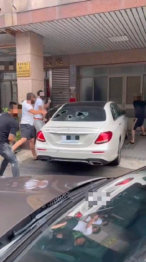 4名男子手持球棒，猛砸停於騎樓的白色賓士轎車。（圖／翻攝自中部記者爆料網）