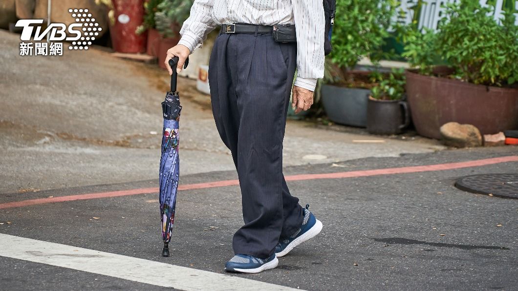 排隊遇阿北放「牽絲長屁」崩潰! 網有共鳴:還會飆高音