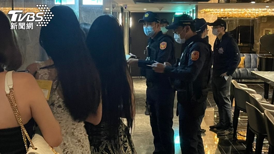 警方逐一檢查從業人員的小黃卡。(圖/TVBS)