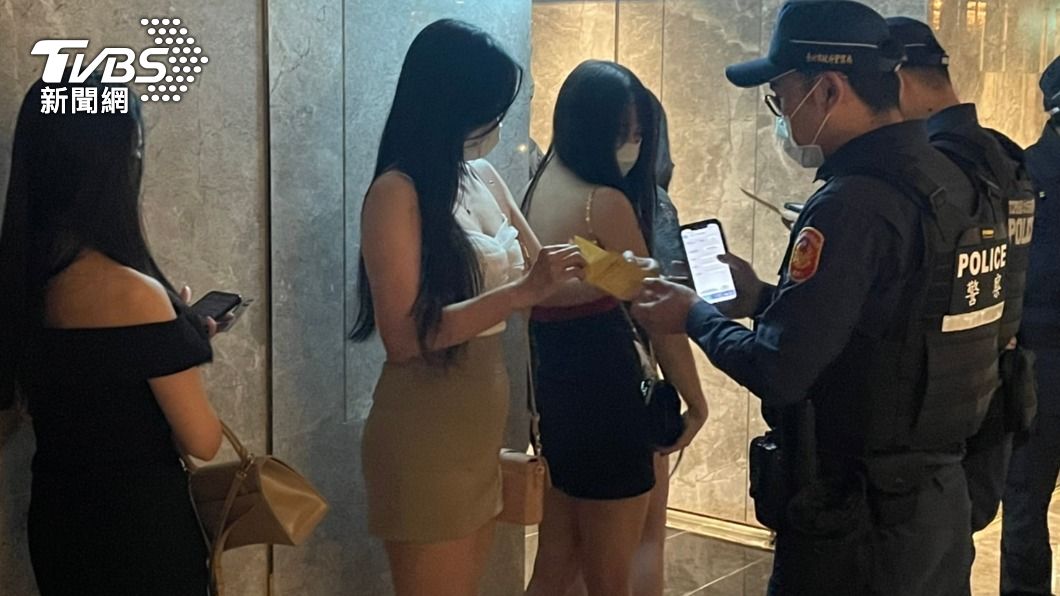 轉彎?指揮中心開放健康憑證進出八大 禁餐飲業「聯合」使用