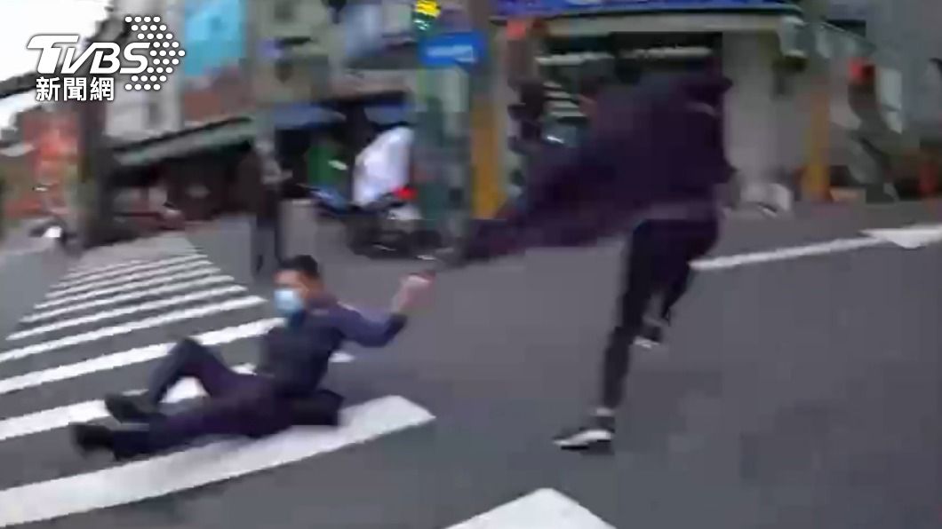通緝犯飛毛腿逃!推車、跳溝渠 民眾熱心助警「我載你」
