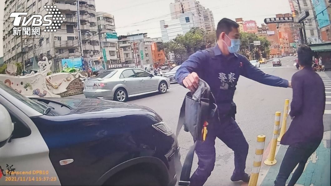 犯嫌謊報身分後趁隙逃逸。(圖/TVBS)