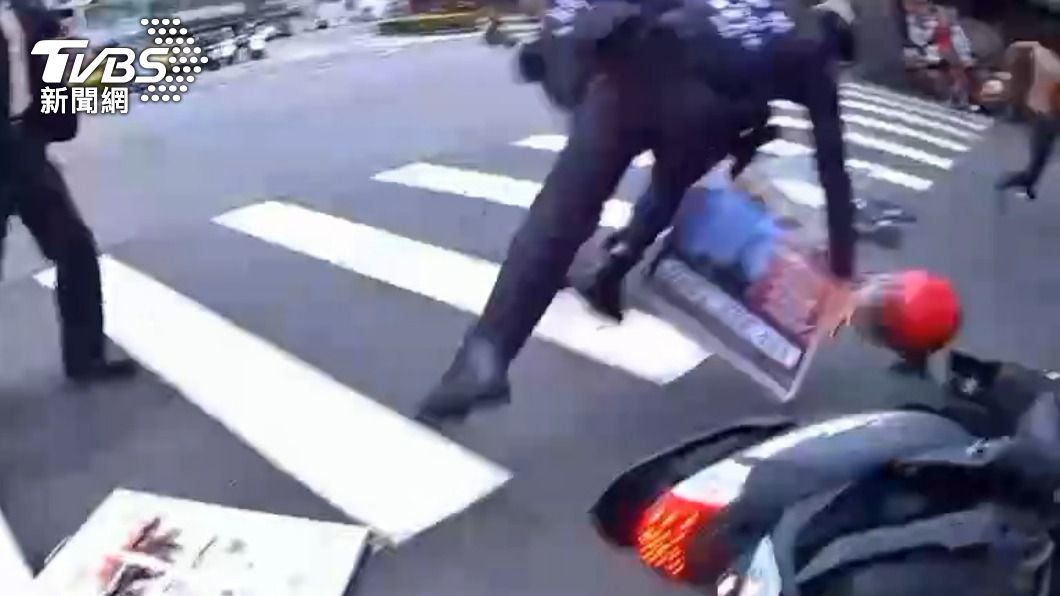 犯嫌推機車絆倒警察。(圖/TVBS)