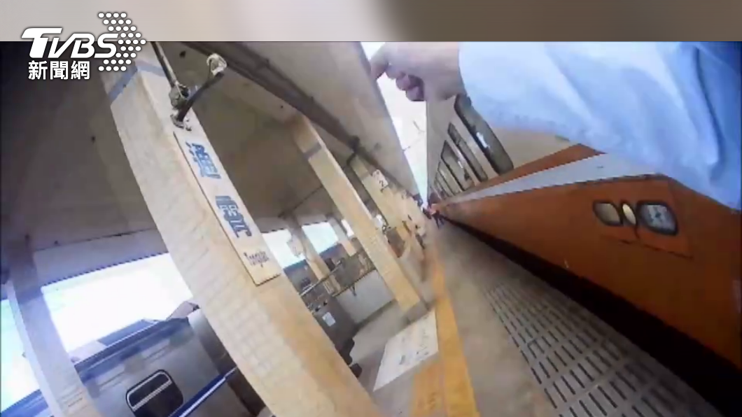 列車長在通霄站請清潔員下車。(圖/TVBS)