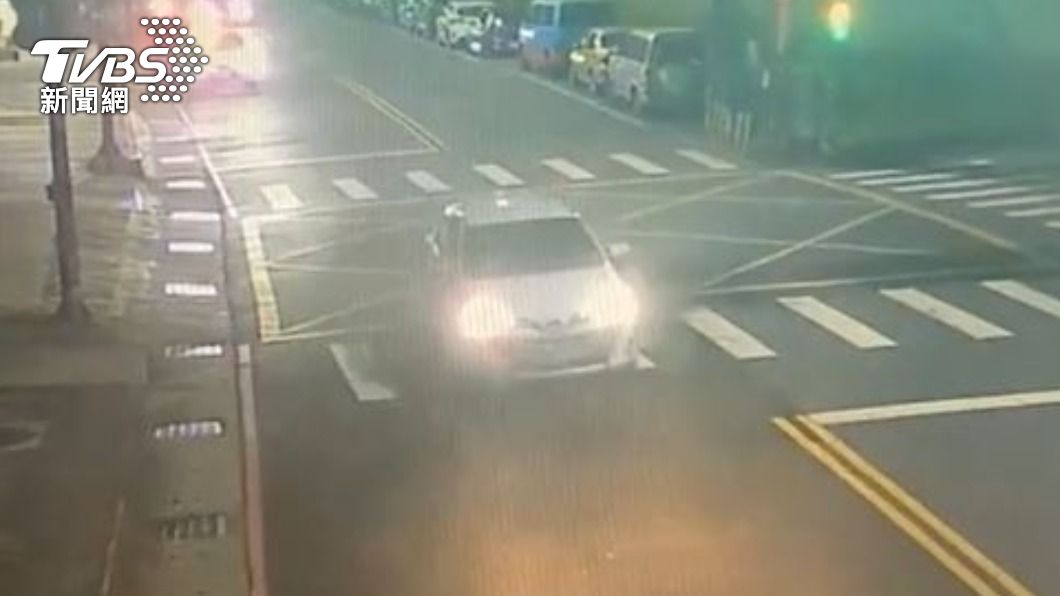 駕駛在前一個路口車速並不快。(圖/TVBS)