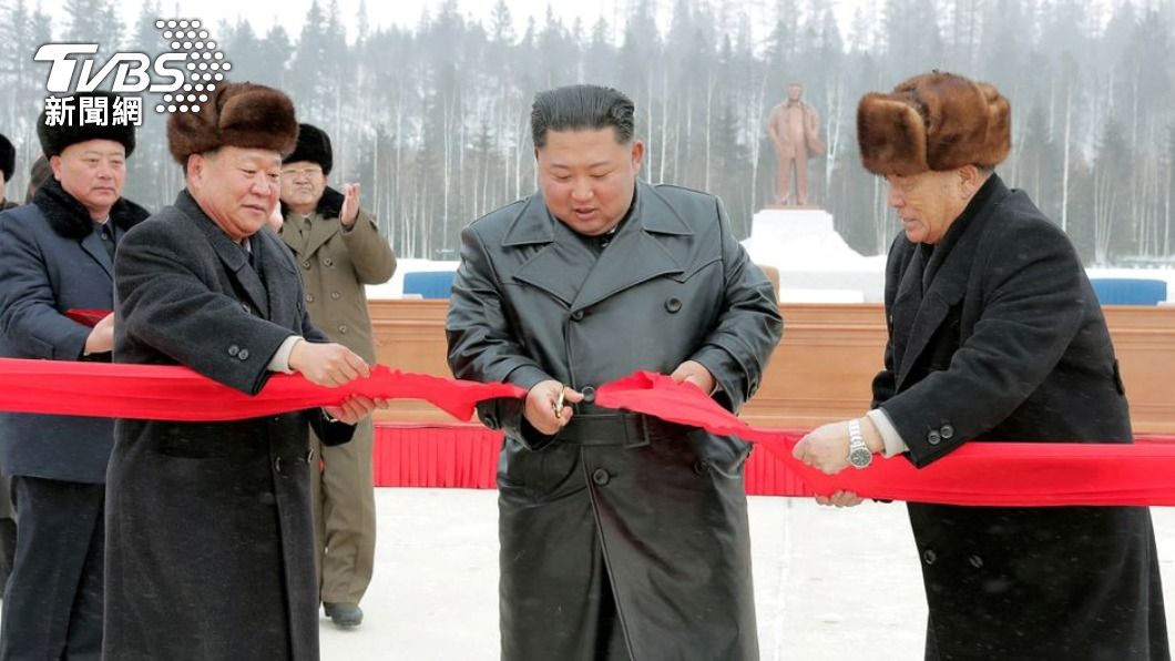 金正恩視察工程進度不時露出笑容,似乎相當滿意。(圖/達志影像路透社)